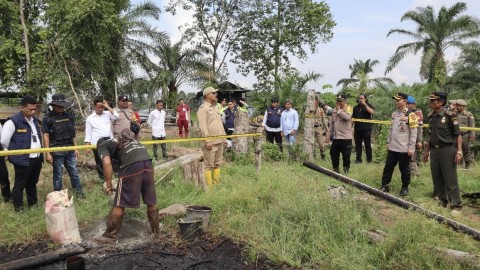 Polres Musi Rawas Tutup Sumur Minyak Ilegal di Muara Kelingi
