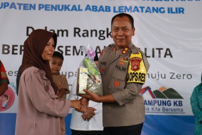 Kapolres Pali Bersama Wakil Bupati Serahkan Bantuan Stunting di Talang Ubi