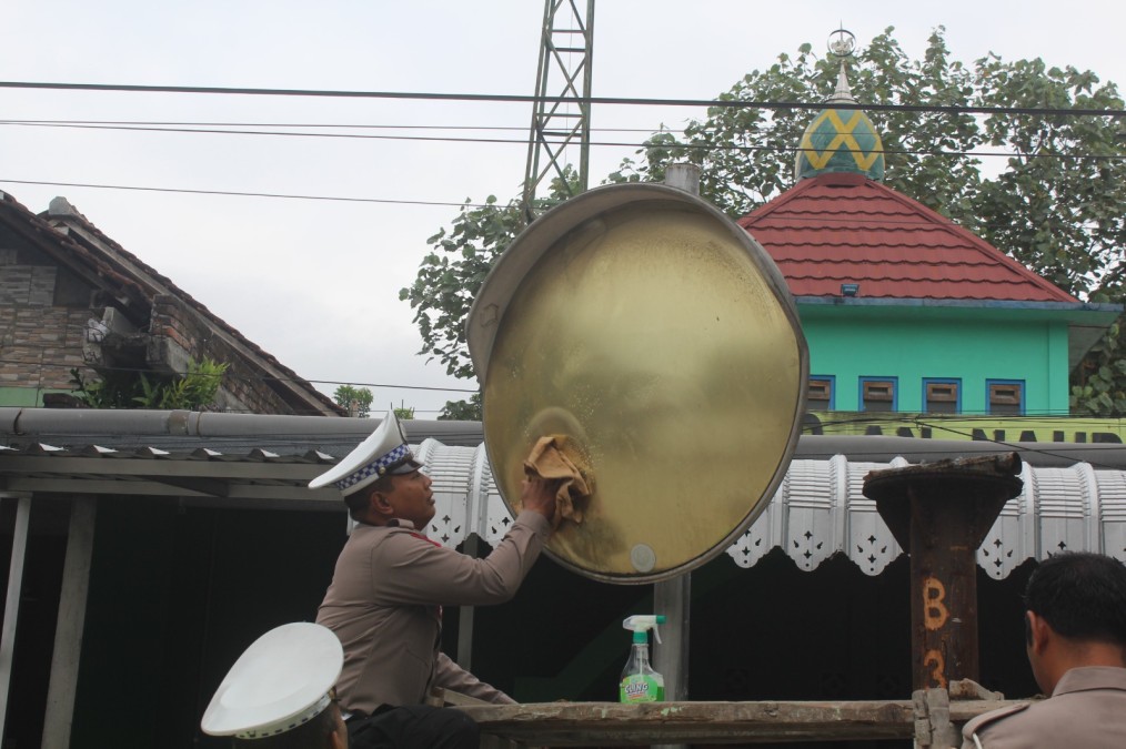 Sembari Patroli, Polantas Trenggalek Resik-Resik Rambu Lalu Lintas