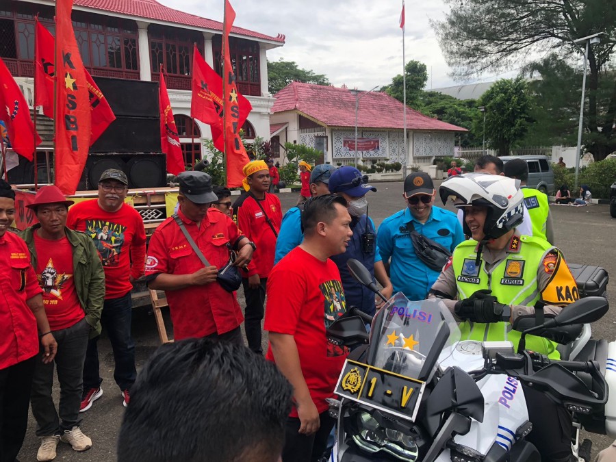 Kapolda Sumatera Selatan, menyampaikan ucapan selamat kepada para Buruh khususnya di wilayahnya