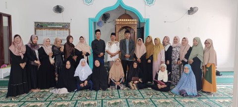 Dr. Zuhri, S. Sos. I, M. Pd. I Berikan Tips Kewajiban Menjadikan Keluarga Islami Pada Jamaah Masjid Fisabilillah Komplek Green Garden Residen III Watervang