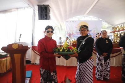 Hadir di Pahargyan Adat Longkangan, Mas Bupati Ipin Pesankan Pentingnya Jaga Lingkungan