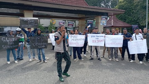 Aksi Koalisi Pers Sumsel Tolak Revisi RUU Penyiaran di Halaman DPRD Sumsel