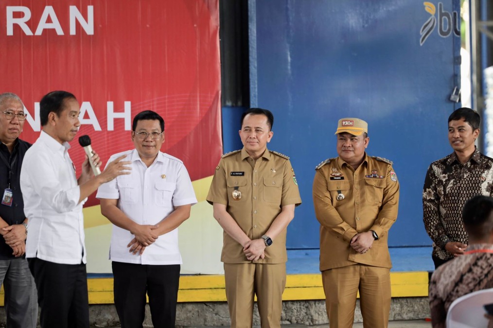 Di Gudang Bulog, Presiden Joko Widodo Adakan Kuis Berhadiah Sepeda