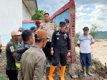 Pj Bupati Empat Lawang Tinjau Lokasi Banjir Bandang di Kecamatan Paiker