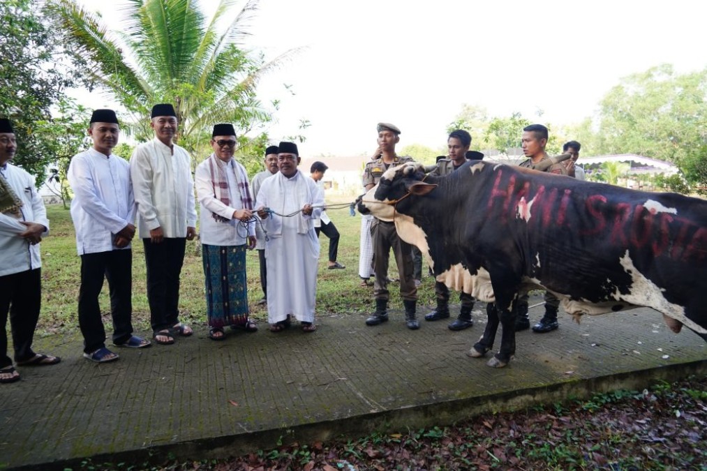 Bersama Keluarga, Pj Bupati Hani Syopiar Rustam Sholat Idul Adha 1445 H di Masjid Agung Al-Amir