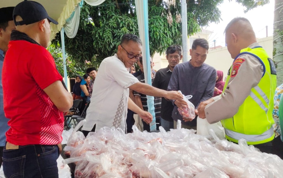 Berbagi di Idul Adha 1445 H, Polres Musi Rawas Kurban 10 Sapi, Bagikan 915 Paket Daging, Salah Satunya ke Jurnalis