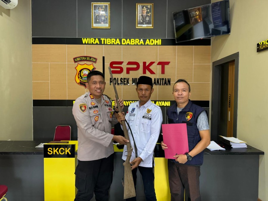 Ops Senpi Musi 2024, Kades Prabumulih 1 Serahkan Senpira ke Polsek Muara Lakitan