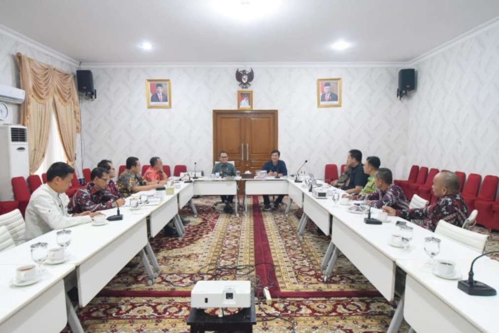 PJ Bupati Hani Syopiar Rustam Gelar Rapat Evaluasi Progres Penyelesaian Dokumen Kependudukan