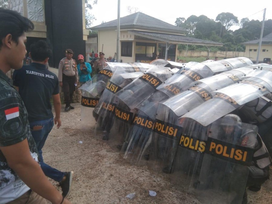 Banyak Kecurangan Pilkada, Ratusan Massa Remban dan Karang Anyar Demo KPU Muratara Untuk Pemilihan Ulang