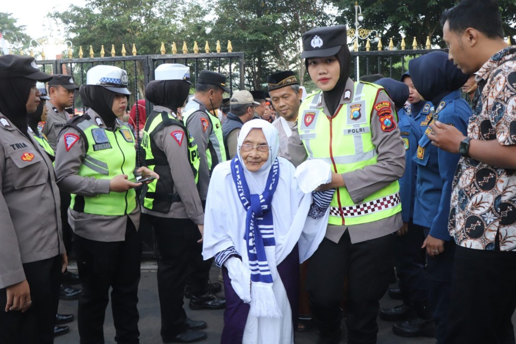 Puluhan Polwan Polres Trenggalek Dikerahkan Bantu CJH Perempuan dan Lansia