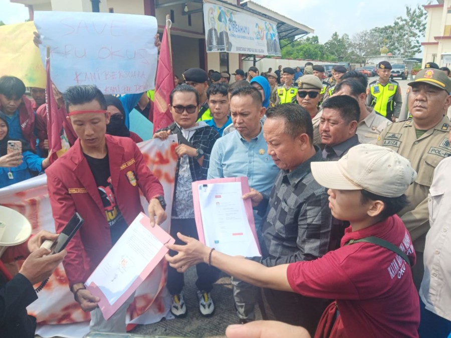 Aksi Massa, Puluhan Pemuda di OKU Selatan Minta Komisioner KPU OKU Selatan Dipecat