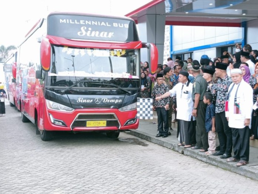 Pj Bupati Empat Lawang Melepas 55 Calon Jamaah Haji dengan Pesan Penuh Makna
