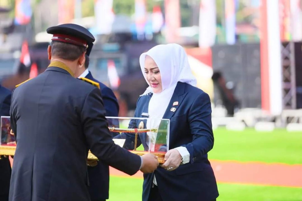 Bupati Musi Rawas Hj. Ratna Machmud menerima Penghargaan dan Pin Emas dari Kapolri pada HUT Bhayangkara Ke-78 Tahun 2024