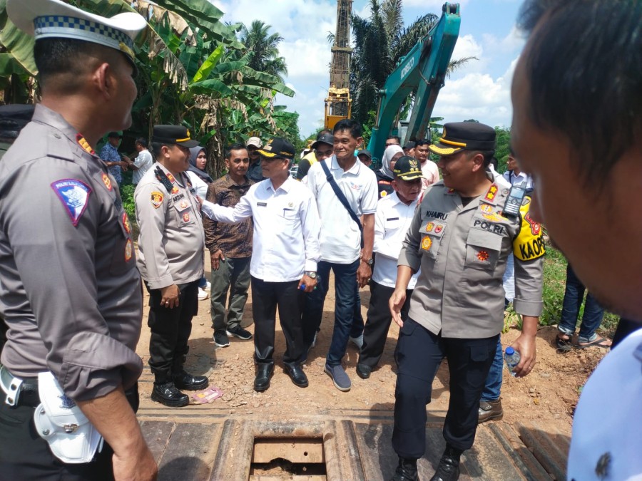 Dampingi Wabup Pali, Kapolres Tinjau Pembangunan Jembatan di Muara Sungai