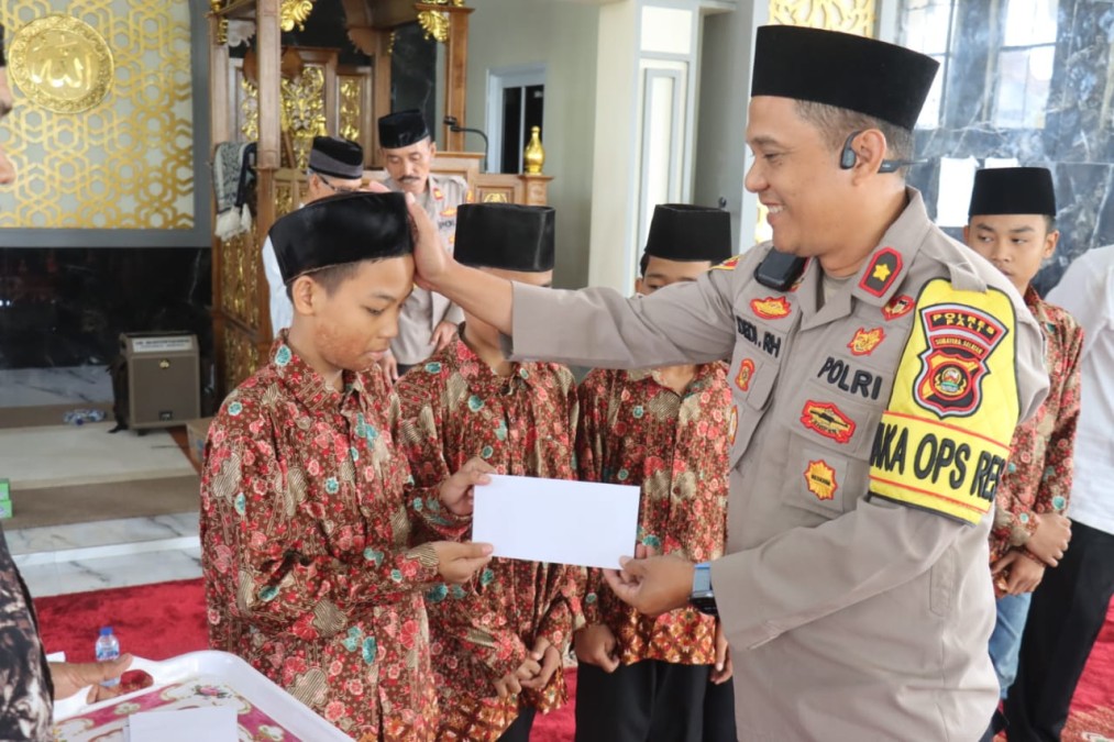 Peringati Tahun Baru Islam, Wakapolres Pali Santuni Anak-anak Yatim Piatu