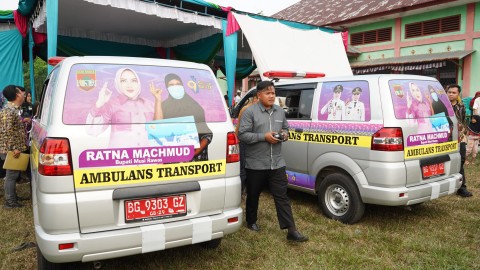 Tuntaskan Visi Misi, Bupati Ratna Machmud Serahkan Ambulan di Dua Desa