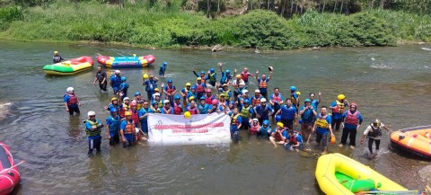 Puluhan Wartawan FJM Sumsel Nikmati Wisata Arung Jeram Danau Ranau Berstandar Internasional, Pengurus : Harap Pembangunan Fasilitas Umum