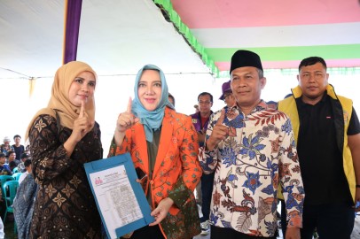 Cabup Hj Ratna Machmud Kukuhkan Tim Relawan Ramah-Pro Sukakarya dan Tuah Negeri