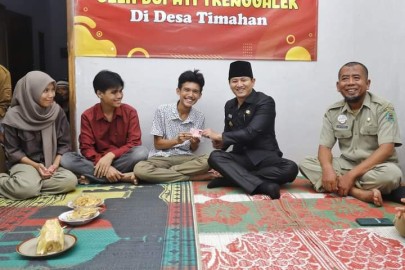 Mas Bupati Ipin Sampaikan KTP WNA kepada Tiga Anak Warga Desa Timahan, Tinggal Menunggu Alih Status Jadi WNA