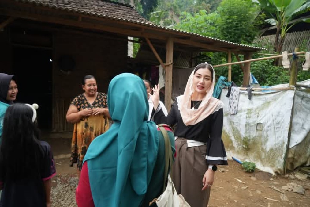 Ketua TP PKK Trenggalek, Novita Hardini Kunjungi Warga Terdampak Longsor di Desa Dompyong, Bendungan