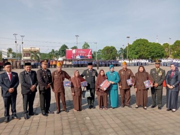Fauzan Berikan Cindera Mata ke Para Veteran