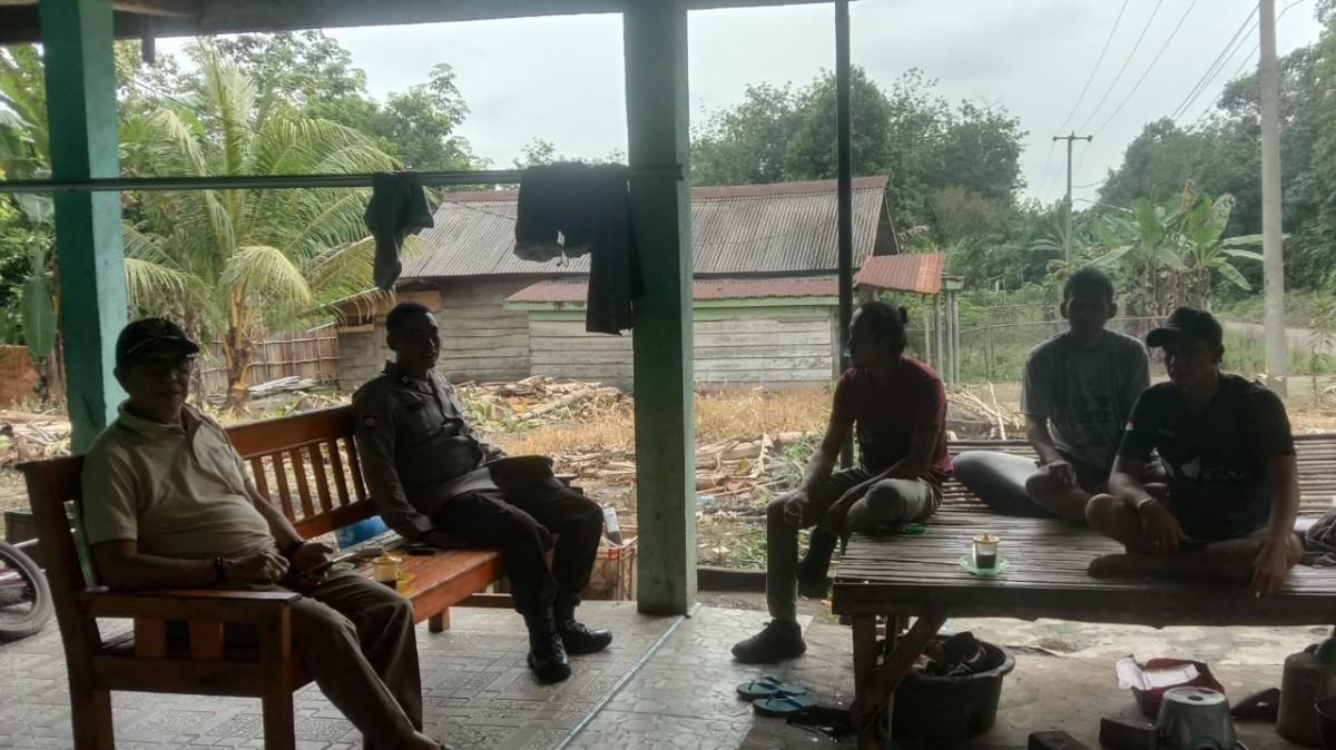 Polsek Penukal Abab Gelar Program “Jumat Curhat” di Desa Sungai Langan