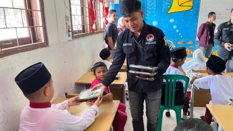 Satnarkoba Polres Pali Bagi bagi Makanan Bergizi pada anak SD Talang Ubi