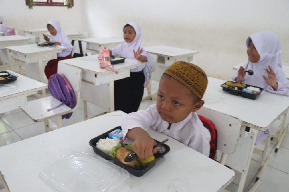 Jumat Berkah, Polres Pali Bagikan Nasi Bergizi Gratis ke Murid Murid SD