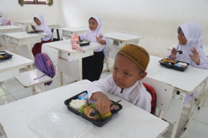 Jumat Berkah, Polres Pali Bagikan Nasi Bergizi Gratis ke Murid Murid SD