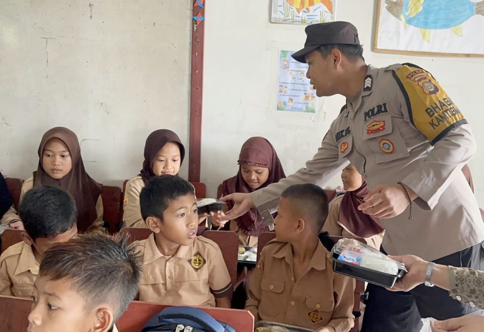 Terima Makanan Bergizi Gratis, Anak-anak Spontan Ucapkan Terimakasih Pada Kapolsek Muara Lakitan