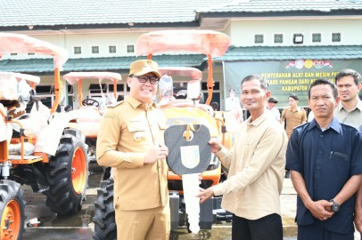 Pj Bupati Banyuasin Serahkan 42 Unit TR4 Dari Kementan ke Poktan