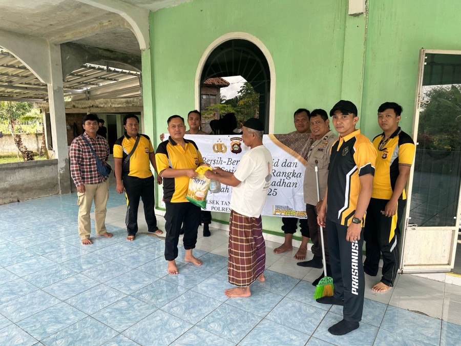 Polsek Tanah Abang Gelar Aksi Bersih-Bersih Masjid dan Bakti Sosial, Wujud Kepedulian Polri Sambut Ramadhan 1446 H
