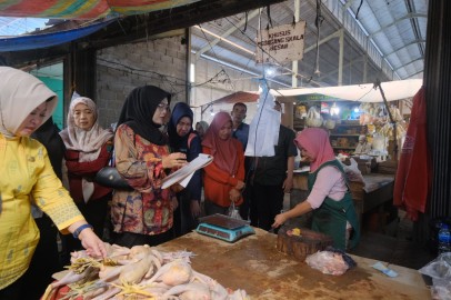 Jelang Hari Raya Idul Fitri, Disperindag Muba Sidak Harga dan Stok Barang Kebutuhan Pokok ke Pasar Tradisional