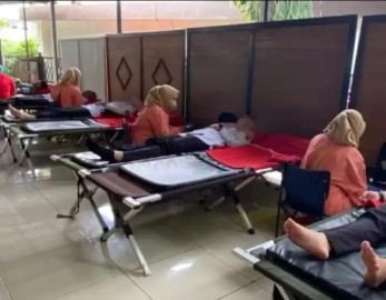 Karyawan RSUD dr. Iskak Tulungagung Lakukan Donor Darah di Bulan Ramadhan 1446 H
