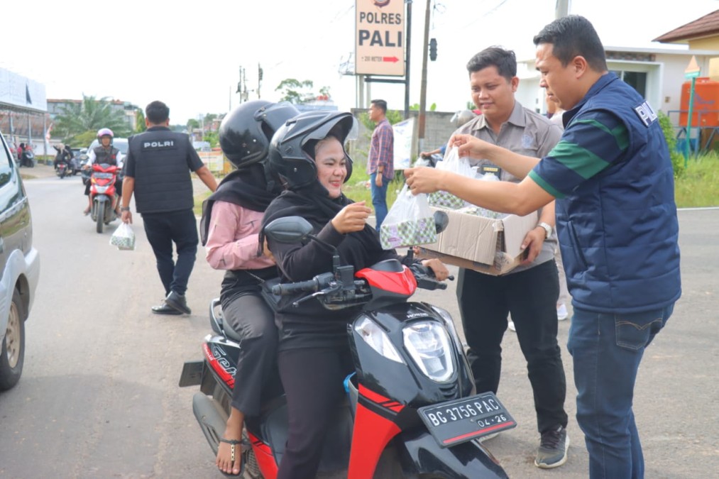 Satresnarkoba Polres PALI Bagikan Takjil Ramadan: Membangun Kedekatan dengan Masyarakat