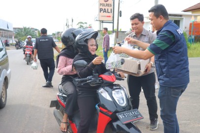 Satresnarkoba Polres PALI Bagikan Takjil Ramadan: Membangun Kedekatan dengan Masyarakat