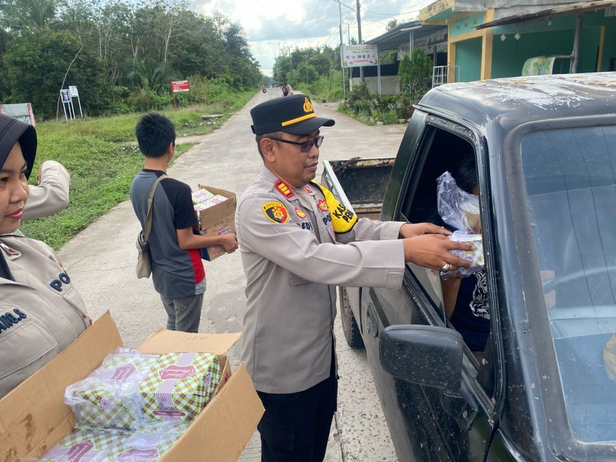Polri Peduli : Polsek Penukal Abab Gelar “Ramadhan Barokah Berbagi Takjil”