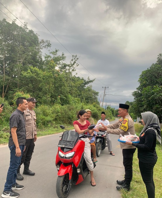 Polsek Penukal Utara Bagikan Takjil, Perkuat Kedekatan dengan Masyarakat di Bulan Ramadan