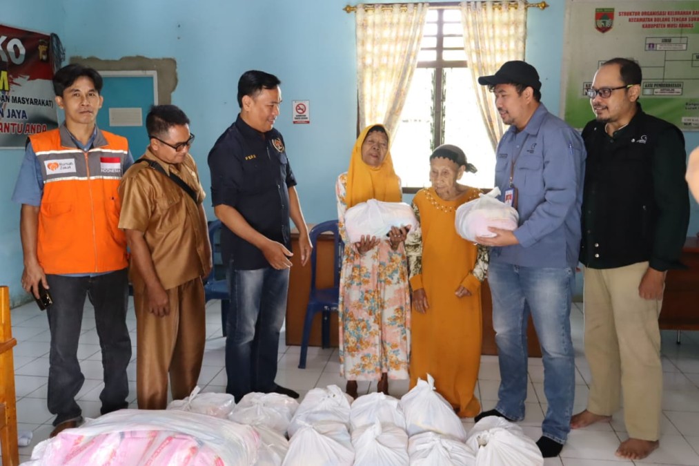 Ramadhan, KKKS Medco E&P Indonesia dan Sele Raya Merangin Dua Berbagi Sembako pada Masyarakat di Wilayah Operasi