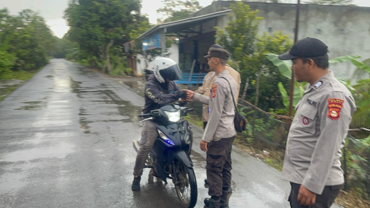 Polsek Tanah Abang Bagikan Takjil Ramadan untuk Masyarakat