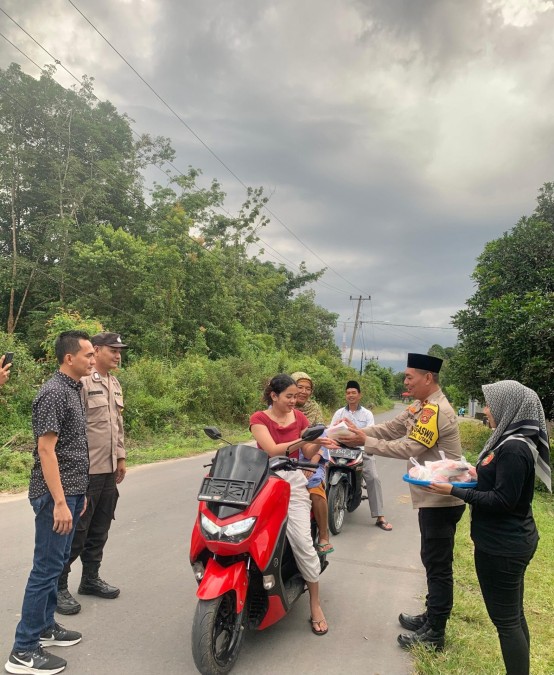 Polsek Penukal Utara Bagikan Takjil, Perkuat Kedekatan dengan Masyarakat di Bulan Ramadan