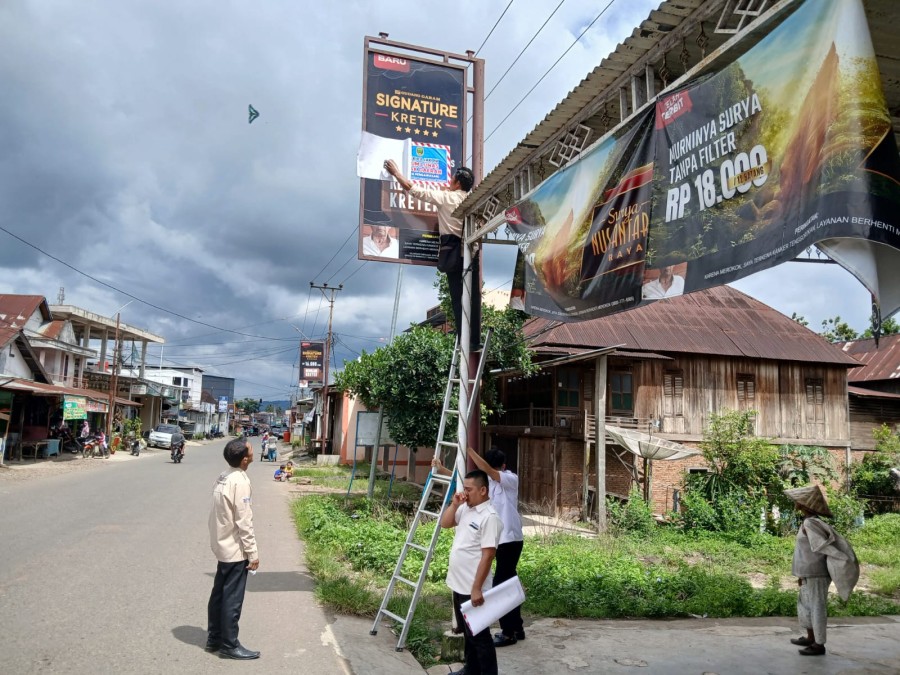 Gegara Nunggak Pajak, Papan Reklame di Empat Lawang Ditempeli Stiker Memalukan!