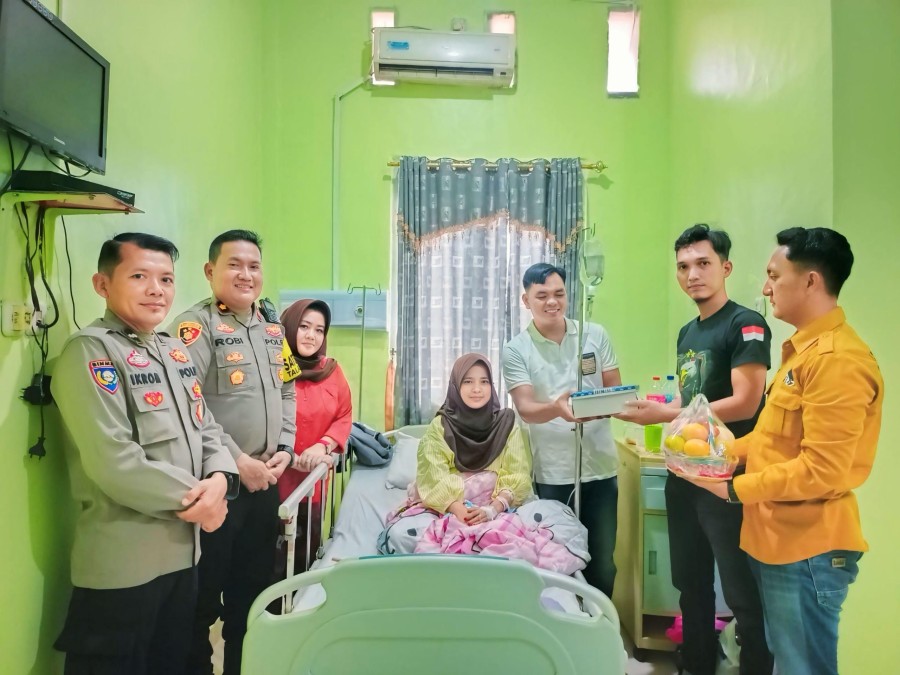 Bezuk Istri Anggota Sakit, Ini Bentuk Kepedulian Kapolsek Talang Ubi