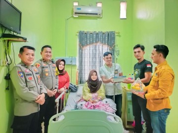 Bezuk Istri Anggota Sakit, Ini Bentuk Kepedulian Kapolsek Talang Ubi