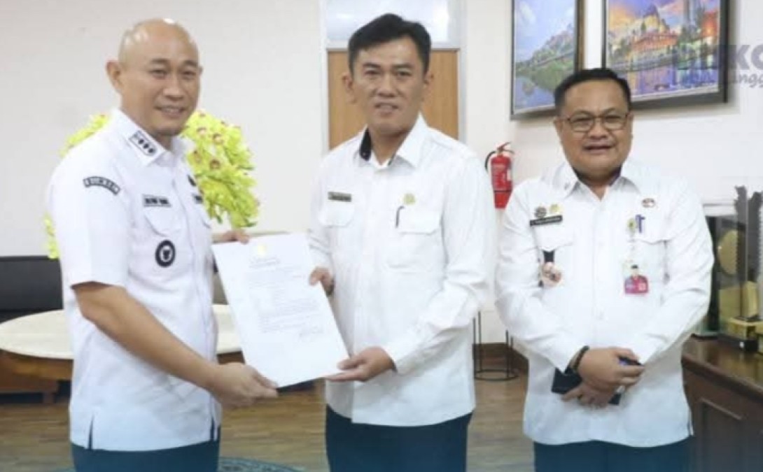 Walikota Lubuklinggau Serahkan SK PLT Kadiskokinfotiksan, Febrian Saputra