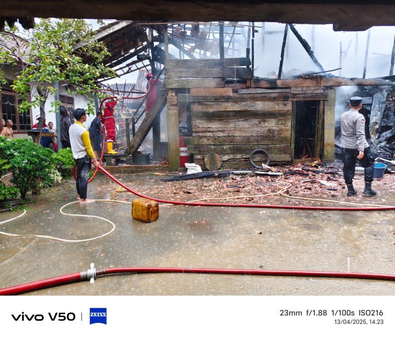 Kebakaran Hebat Melanda Rumah di Desa Lunas Jaya, Kerugian Capai Rp100 Juta
