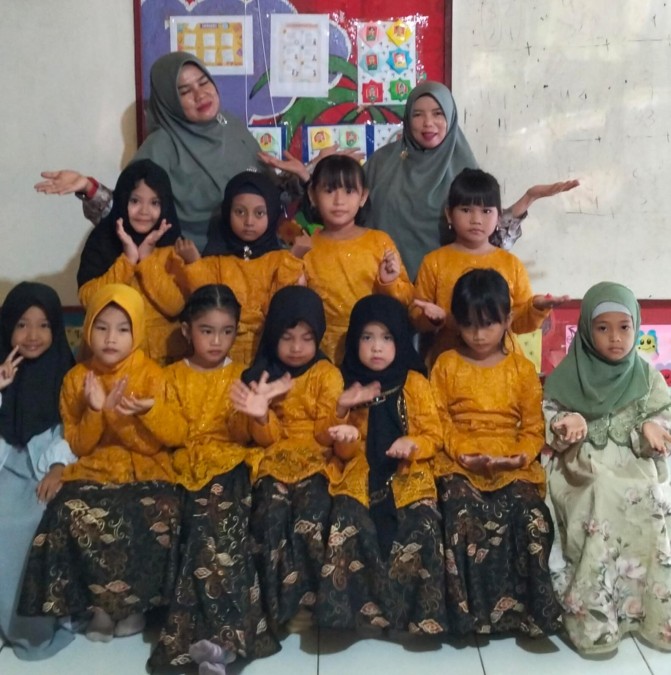 Hari Kartini Tahun 2025, Murid Putri TK Baitul A’la Lubuklinggau Berseragam Kebayak dan Adat Tradisional