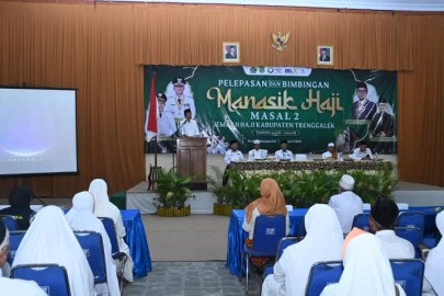 Wabup Syah Natanegara Lepas Jamaah Calon Haji Kabupaten Trenggalek Tahun 2025