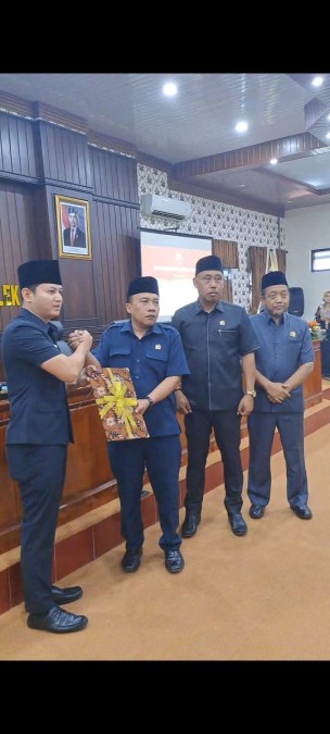 Mas Ipin Serahkan Nota Penjelasan Usulan Ranperda Pembentukan dan Susunan Perangkat Daerah kepada DPRD